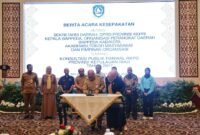 Pj Sekda Provinsi Kepri, Luki Zaiman Prawira menandatangani berita acara kesepakatan Konsultasi Publik Ranwal RKPD Provinsi Kepri tahun 2027 di Aula Wan Seri Beni, Kantor Gubernur Kepri, Dompak, Tanjungpinang, Senin (2/2/2026). Foto: Diskominfo Kepri 