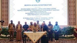 Pj Sekda Provinsi Kepri, Luki Zaiman Prawira menandatangani berita acara kesepakatan Konsultasi Publik Ranwal RKPD Provinsi Kepri tahun 2027 di Aula Wan Seri Beni, Kantor Gubernur Kepri, Dompak, Tanjungpinang, Senin (2/2/2026). Foto: Diskominfo Kepri 