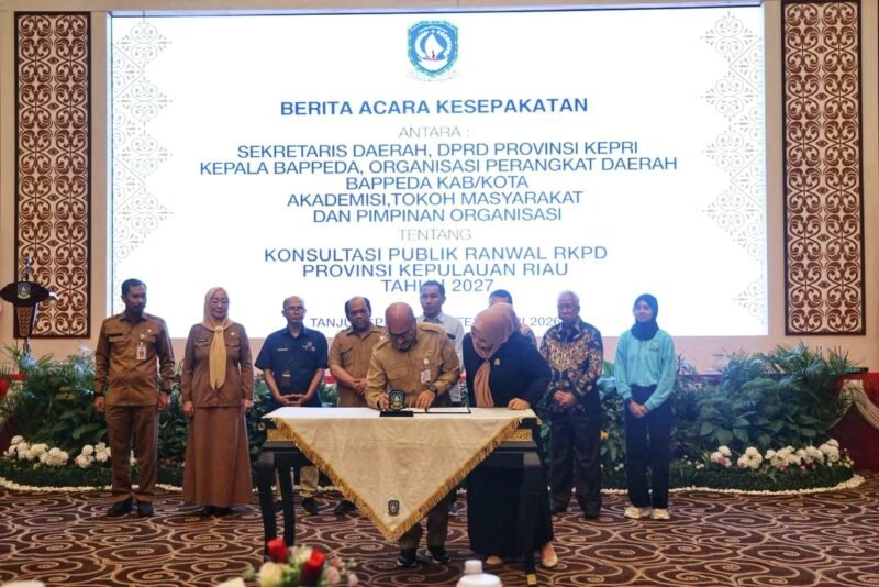 Pj Sekda Provinsi Kepri, Luki Zaiman Prawira menandatangani berita acara kesepakatan Konsultasi Publik Ranwal RKPD Provinsi Kepri tahun 2027 di Aula Wan Seri Beni, Kantor Gubernur Kepri, Dompak, Tanjungpinang, Senin (2/2/2026). Foto: Diskominfo Kepri 
