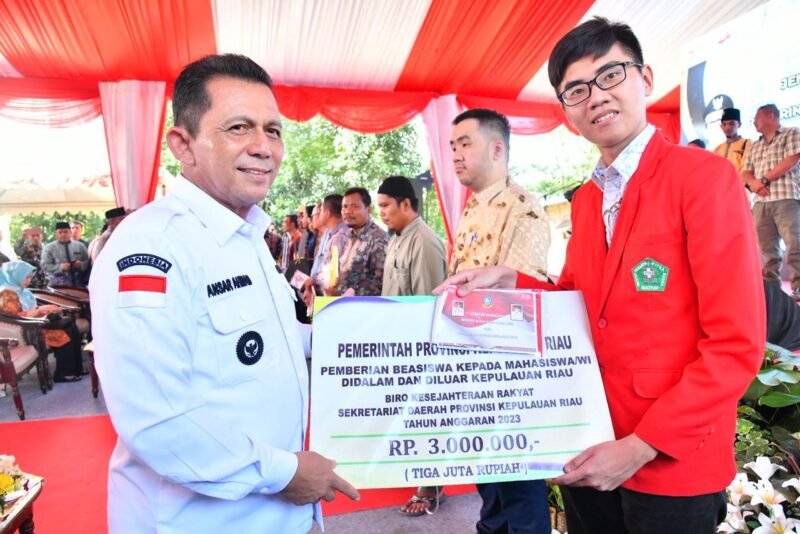Di sektor pendidikan, Pemprov Kepri mengalokasikan sekitar Rp9 miliar untuk membagikan seragam sekolah gratis kepada 39 ribu siswa baru jenjang SMA/SMK/SLB pada 2025. Foto: Istimewa