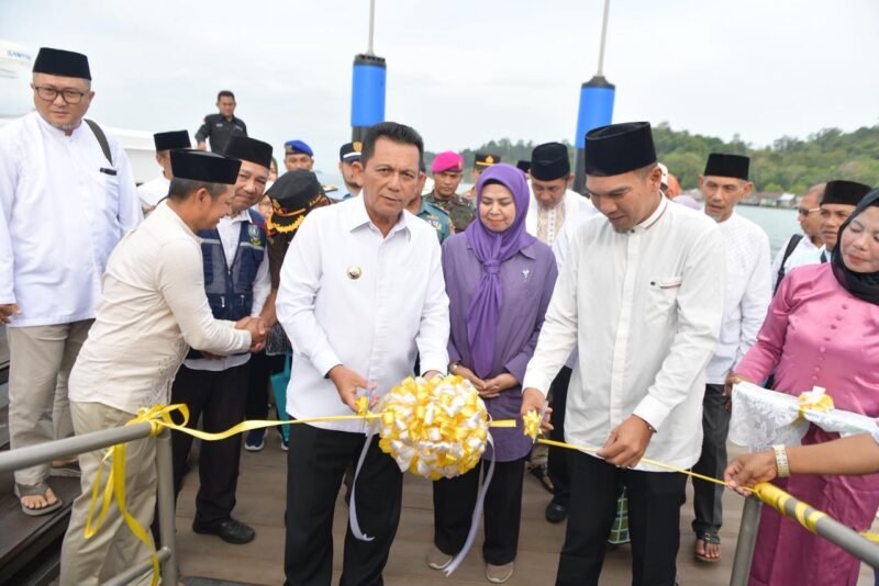 Dermaga apung berbahan High Density Polyethylene (HDPE) di Pelabuhan Jagoh, Dabo Singkep, Kabupaten Lingga, Senin (23/2/2026), diresmikan. Foto: Biro ADPIM Kepri