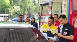 Anggota Komite BPH Migas Fathul Nugroho (tiga dari kanan) memantau layanan SPBU saat periode Lebaran 2026 di kawasan Bogor, Jawa Barat, Minggu (22/3/2026). Foto: Humas BPH Migas