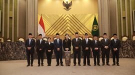 Tujuh Anggota Dewan Komisioner (ADK) Otoritas Jasa Keuangan (OJK) di Gedung Mahkamah Agung, Jakarta, Rabu (25/3/2026). Foto: Istimewa