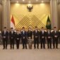 Tujuh Anggota Dewan Komisioner (ADK) Otoritas Jasa Keuangan (OJK) di Gedung Mahkamah Agung, Jakarta, Rabu (25/3/2026). Foto: Istimewa