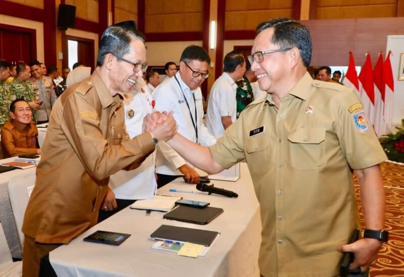 Wali Kota Batam, Amsakar Achmad, hadir dalam rakor Pengendalian Inflasi Nasional yang dipimpin Menteri Dalam Negeri Tito Karnavian, terkait kesiapan pelayanan Idulfitri bersama Forkopimda di Balairung Wan Seri Beni, Kompleks Perkantoran Pemerintah Provinsi Kepulauan Riau, Senin (9/3/2026). Foto: Humas Diskominfo Batam
