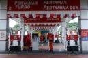 Petugas membantu warga mengisi bahan bakar minyak (BBM) jenis Pertamax ke mobil di SPBU Pertamina Rest Area KM 14B, Kota Tangerang, Banten, Selasa (18/3/2025). ANTARA FOTO/Putra M. Akbar/nz