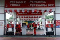 Petugas membantu warga mengisi bahan bakar minyak (BBM) jenis Pertamax ke mobil di SPBU Pertamina Rest Area KM 14B, Kota Tangerang, Banten, Selasa (18/3/2025). ANTARA FOTO/Putra M. Akbar/nz