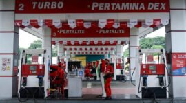 Petugas membantu warga mengisi bahan bakar minyak (BBM) jenis Pertamax ke mobil di SPBU Pertamina Rest Area KM 14B, Kota Tangerang, Banten, Selasa (18/3/2025). ANTARA FOTO/Putra M. Akbar/nz