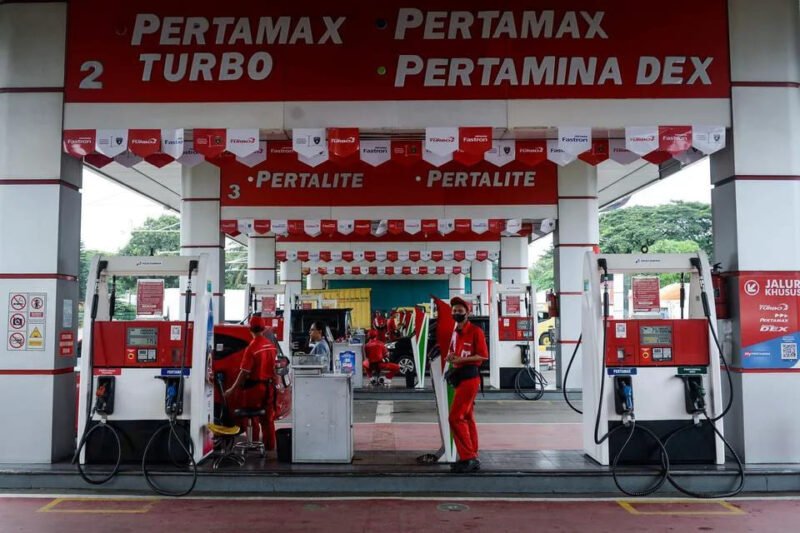 Petugas membantu warga mengisi bahan bakar minyak (BBM) jenis Pertamax ke mobil di SPBU Pertamina Rest Area KM 14B, Kota Tangerang, Banten, Selasa (18/3/2025). ANTARA FOTO/Putra M. Akbar/nz