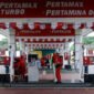 Petugas membantu warga mengisi bahan bakar minyak (BBM) jenis Pertamax ke mobil di SPBU Pertamina Rest Area KM 14B, Kota Tangerang, Banten, Selasa (18/3/2025). ANTARA FOTO/Putra M. Akbar/nz