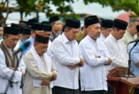 Gubernur Ansar Ahmad, Pj Sekdaprov Luki Zaiman Prawira menjadi makmum salat itiqa berjamaah digelar Pemerintah Provinsi Kepulauan Riau di Pulau Penyengat, Sabtu (28/3/2026 Foto: Biro Adpim Kepri