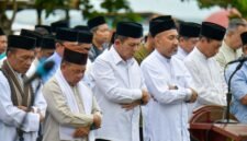 Gubernur Ansar Ahmad, Pj Sekdaprov Luki Zaiman Prawira menjadi makmum salat itiqa berjamaah digelar Pemerintah Provinsi Kepulauan Riau di Pulau Penyengat, Sabtu (28/3/2026 Foto: Biro Adpim Kepri