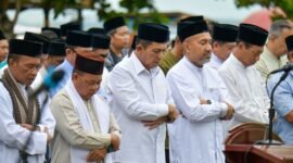 Gubernur Ansar Ahmad, Pj Sekdaprov Luki Zaiman Prawira menjadi makmum salat itiqa berjamaah digelar Pemerintah Provinsi Kepulauan Riau di Pulau Penyengat, Sabtu (28/3/2026 Foto: Biro Adpim Kepri