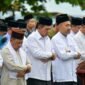 Gubernur Ansar Ahmad, Pj Sekdaprov Luki Zaiman Prawira menjadi makmum salat itiqa berjamaah digelar Pemerintah Provinsi Kepulauan Riau di Pulau Penyengat, Sabtu (28/3/2026 Foto: Biro Adpim Kepri