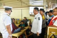 Ansar Ahmad meninjau kapal KM Kelud tujuan Belawan, Sumut di Pelabuhan Bintang Persada 99 Batu Ampar, Kota Batam, Sabtu (14/3/2026). Foto: Diskominfo Kepri