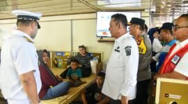 Ansar Ahmad meninjau kapal KM Kelud tujuan Belawan, Sumut di Pelabuhan Bintang Persada 99 Batu Ampar, Kota Batam, Sabtu (14/3/2026). Foto: Diskominfo Kepri