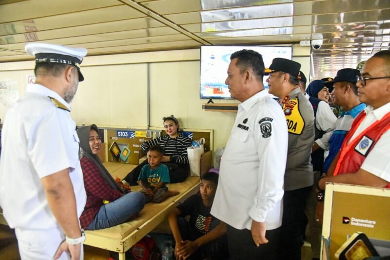 Ansar Ahmad meninjau kapal KM Kelud tujuan Belawan, Sumut di Pelabuhan Bintang Persada 99 Batu Ampar, Kota Batam, Sabtu (14/3/2026). Foto: Diskominfo Kepri