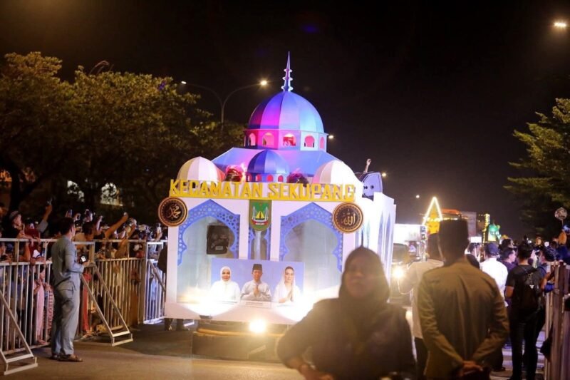 Pawai Takbir malam Idulfitri yang digelar di Dataran Engku Putri Batamcentre. Foto: Humas Diskominfo Batam