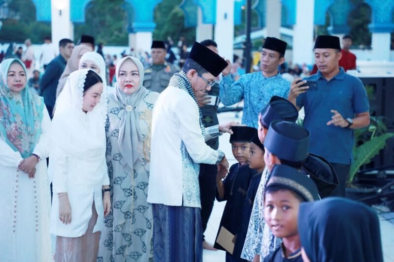 Ribuan warga memadati Masjid Agung Raja Hamidah, Batamcentre, Sabtu (28/2/2026), untuk mengikuti buka puasa bersama. Foto: Humas Diskominfo Batam