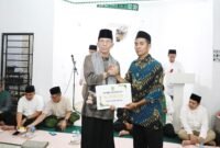 Wali Kota Batam, Amsakar Achmad, ikut buka puasa bersama warga di Musala At Taubah, Kelurahan Sambau, Nongsa, Rabu (4/3/2026). Foto: humas Diskominfo Batam