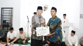 Wali Kota Batam, Amsakar Achmad, ikut buka puasa bersama warga di Musala At Taubah, Kelurahan Sambau, Nongsa, Rabu (4/3/2026). Foto: humas Diskominfo Batam