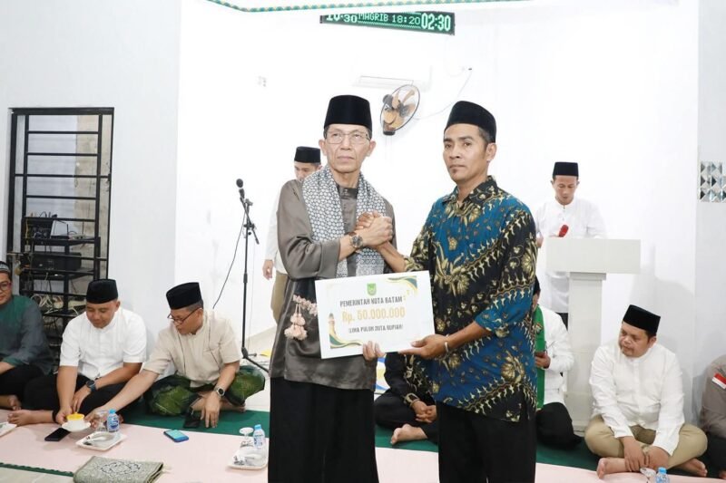 Wali Kota Batam, Amsakar Achmad, ikut buka puasa bersama warga di Musala At Taubah, Kelurahan Sambau, Nongsa, Rabu (4/3/2026). Foto: humas Diskominfo Batam