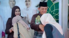 Gubernur Kepri Ansar Ahmad bersama istri, Ketua TP PKK Kepri Dewi Kumalasari bersalaman dengan warga yang hadir di kegiatan gelar griya Idul Fitri 1447 H di Gedung Daerah, Tanjungpinang, Minggu (22/3/2026). Foto: Diskominfo Kepri 