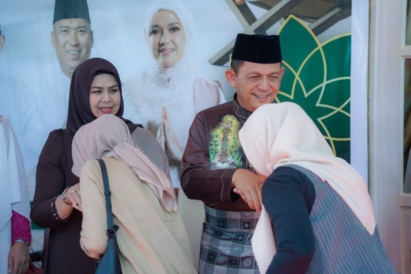 Gubernur Kepri Ansar Ahmad bersama istri, Ketua TP PKK Kepri Dewi Kumalasari bersalaman dengan warga yang hadir di kegiatan gelar griya Idul Fitri 1447 H di Gedung Daerah, Tanjungpinang, Minggu (22/3/2026). Foto: Diskominfo Kepri 