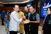 Wali Kota Batam Amsakar Achmad menyerahkan santunan kepada janda PNS, anak yatim keluarga PNS, ASN golongan I, dan petugas kebersihan di lingkungan Pemerintah Kota Batam, Jumat (6/3/2026). Foto: Humas Diskominfo Batam