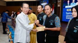 Wali Kota Batam Amsakar Achmad menyerahkan santunan kepada janda PNS, anak yatim keluarga PNS, ASN golongan I, dan petugas kebersihan di lingkungan Pemerintah Kota Batam, Jumat (6/3/2026). Foto:  Humas Diskominfo Batam