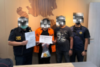 Seorang penumpang yang menyelundupkan narkotika dan cartridge vape mengandung etomidate di Pelabuhan Ferry Internasional Batam Centre, Minggu (22/2/2026). Foto: Istimewa