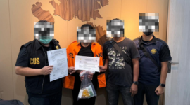 Seorang penumpang yang menyelundupkan narkotika dan cartridge vape mengandung etomidate di Pelabuhan Ferry Internasional Batam Centre, Minggu (22/2/2026). Foto: Istimewa