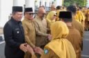 Gubernur Kepri Ansar Ahmad, Wagub Nyanyang Haris Pratamura, Pj Sekdaprov Luki Zaiman Prawira bersama kepala OPD bersalaman dengan ASN Pemprov Kepri usai apel perdana pasca libur Idulfitri, Senin (30/3/2026). Foto: Humas Diskominfo Kepri