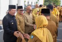 Gubernur Kepri Ansar Ahmad, Wagub Nyanyang Haris Pratamura, Pj Sekdaprov Luki Zaiman Prawira bersama kepala OPD bersalaman dengan ASN Pemprov Kepri usai apel perdana pasca libur Idulfitri, Senin (30/3/2026). Foto: Humas Diskominfo Kepri