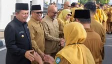 Gubernur Kepri Ansar Ahmad, Wagub Nyanyang Haris Pratamura, Pj Sekdaprov Luki Zaiman Prawira bersama kepala OPD bersalaman dengan ASN Pemprov Kepri usai apel perdana pasca libur Idulfitri, Senin (30/3/2026). Foto: Humas Diskominfo Kepri