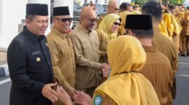 Gubernur Kepri Ansar Ahmad, Wagub Nyanyang Haris Pratamura, Pj Sekdaprov Luki Zaiman Prawira bersama kepala OPD bersalaman dengan ASN Pemprov Kepri usai apel perdana pasca libur Idulfitri, Senin (30/3/2026). Foto: Humas Diskominfo Kepri