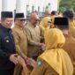 Gubernur Kepri Ansar Ahmad, Wagub Nyanyang Haris Pratamura, Pj Sekdaprov Luki Zaiman Prawira bersama kepala OPD bersalaman dengan ASN Pemprov Kepri usai apel perdana pasca libur Idulfitri, Senin (30/3/2026). Foto: Humas Diskominfo Kepri