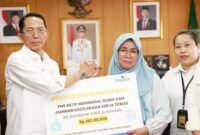 Wali Kota Batam, Amsakar Achmad, menyerahkan santunan tersebut secara simbolis di ruang kerjanya, Selasa (17/3/2026). Foto: Humas Diskomiinfo Batam