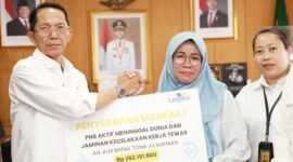 Wali Kota Batam, Amsakar Achmad, menyerahkan santunan tersebut secara simbolis di ruang kerjanya, Selasa (17/3/2026). Foto: Humas Diskomiinfo Batam