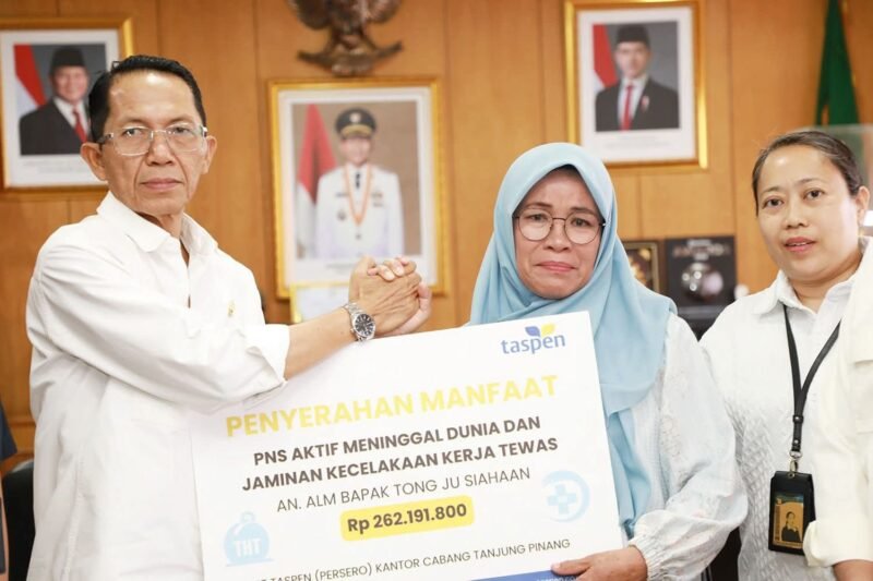 Wali Kota Batam, Amsakar Achmad, menyerahkan santunan tersebut secara simbolis di ruang kerjanya, Selasa (17/3/2026). Foto: Humas Diskomiinfo Batam