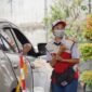 Petugas SPBU saat melayani konsumen mengisi BBM. Foto: Istimewa