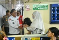 Gubernur Kepri Ansar Ahmad saat menninjau keberangkatan penumpang kapal KM Kelud tujuan Belawan, Sumatera Utara, di Pelabuhan Bintang Persada 99 Batu Ampar, Kota Batam, Sabtu (14/3/2026) lalu. Foto: Biro Adpim Kepri
