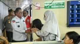 Gubernur Kepri Ansar Ahmad saat menninjau keberangkatan penumpang kapal KM Kelud tujuan Belawan, Sumatera Utara, di Pelabuhan Bintang Persada 99 Batu Ampar, Kota Batam, Sabtu (14/3/2026) lalu. Foto: Biro Adpim Kepri