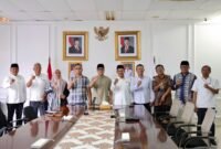 Diskominfo Kepri Hendri Kurniadi, menerima langsung surat pengunduran diri Ketua KPID Kepri, Henky Mokhari, Senin (2/3/2026). Foto: Diskominfo Kepri