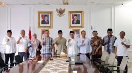 Diskominfo Kepri Hendri Kurniadi, menerima langsung surat pengunduran diri Ketua KPID Kepri, Henky Mokhari, Senin (2/3/2026). Foto: Diskominfo Kepri