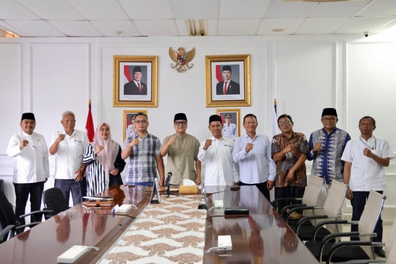 Diskominfo Kepri Hendri Kurniadi, menerima langsung surat pengunduran diri Ketua KPID Kepri, Henky Mokhari, Senin (2/3/2026). Foto: Diskominfo Kepri