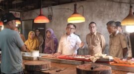 Nyanyang saat meninjau harga dan ketersediaan sembako di Pasar Aviari, Sagulung, Batam, Senin (2/3/2026). Foto: Diskominfo Kepri