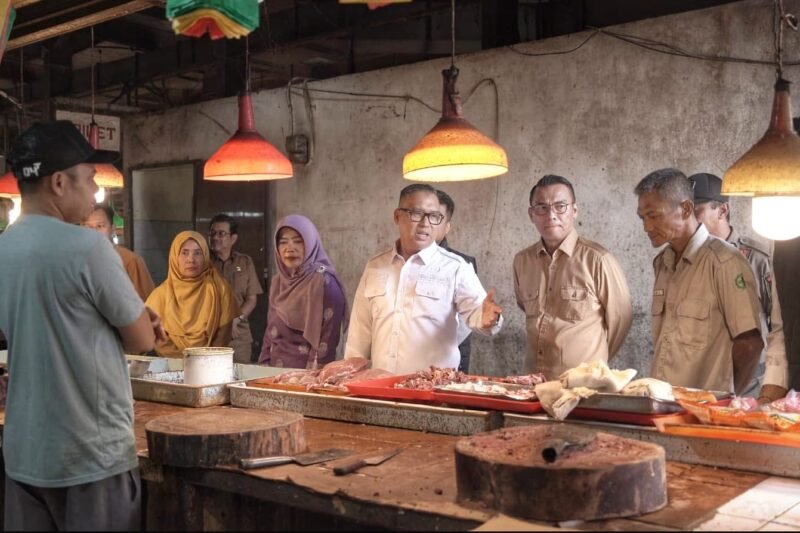 Nyanyang saat meninjau harga dan ketersediaan sembako di Pasar Aviari, Sagulung, Batam, Senin (2/3/2026). Foto: Diskominfo Kepri