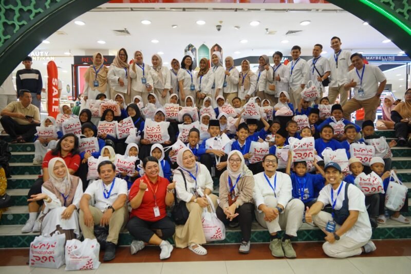 Relawan Perwira Pertamina dampingi 35 anak yatim dan dhuafa memilih langsung baju Lebaran, yang berlangsung di Gedung Serbaguna Bright Gas Medan, Jumat (13/3/2026). Foto: Istimewa