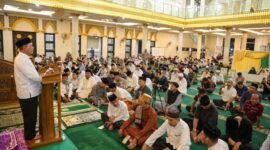 Gubernur Kepri Ansar Ahmad menyampaikan kata sambutan dalam kegiatan Safari Ramadan di Masjid Al Uswah Batu 10, Kota Tanjungpinang, Sabtu (14/3/2026). Diskominfo Kepri 